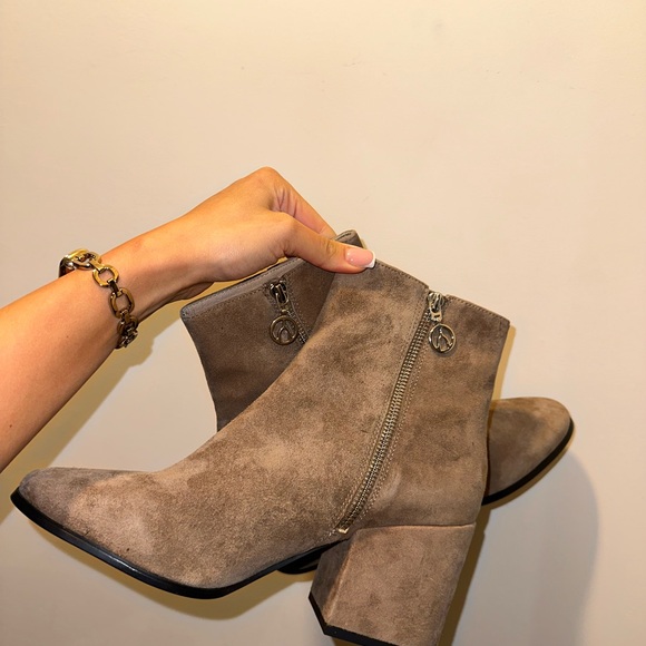 WISHBONE COLLECTION Women's Suede Ankle Boots - Taupe - Picture 3 of 3